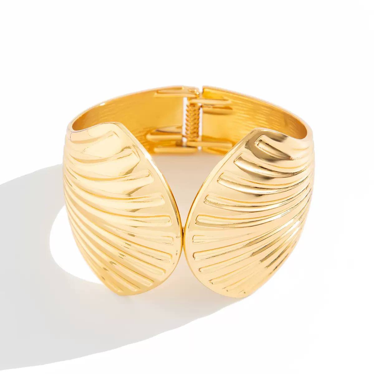 Lobangle Trend Bracelet in Chinese Gold S1