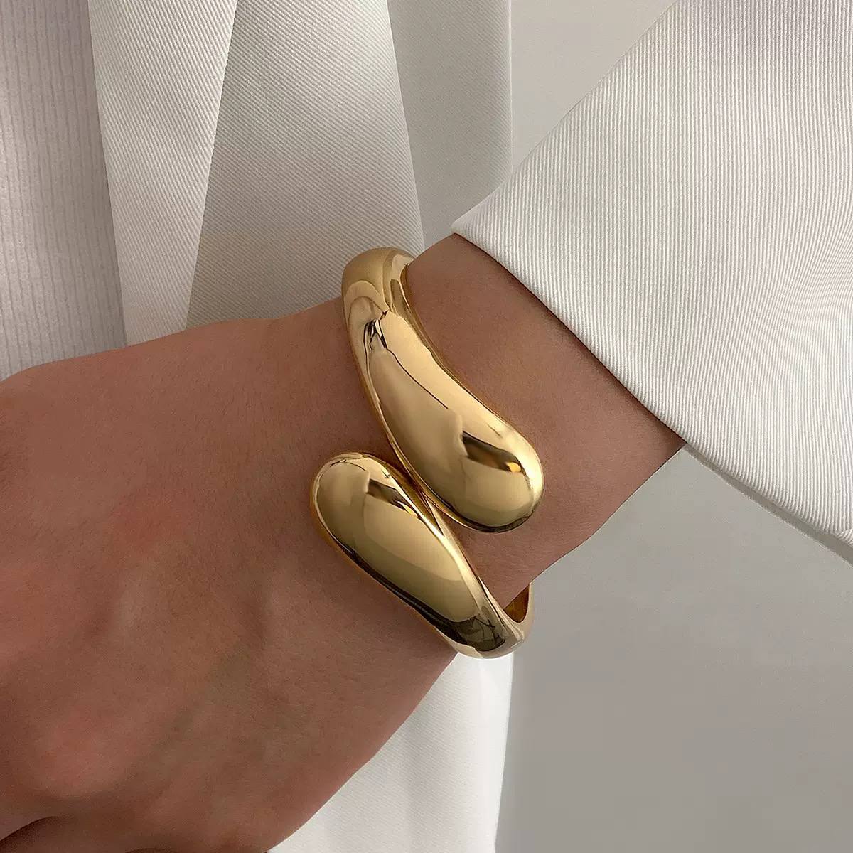 Lobangle Trend Bracelet in Chinese Gold S1
