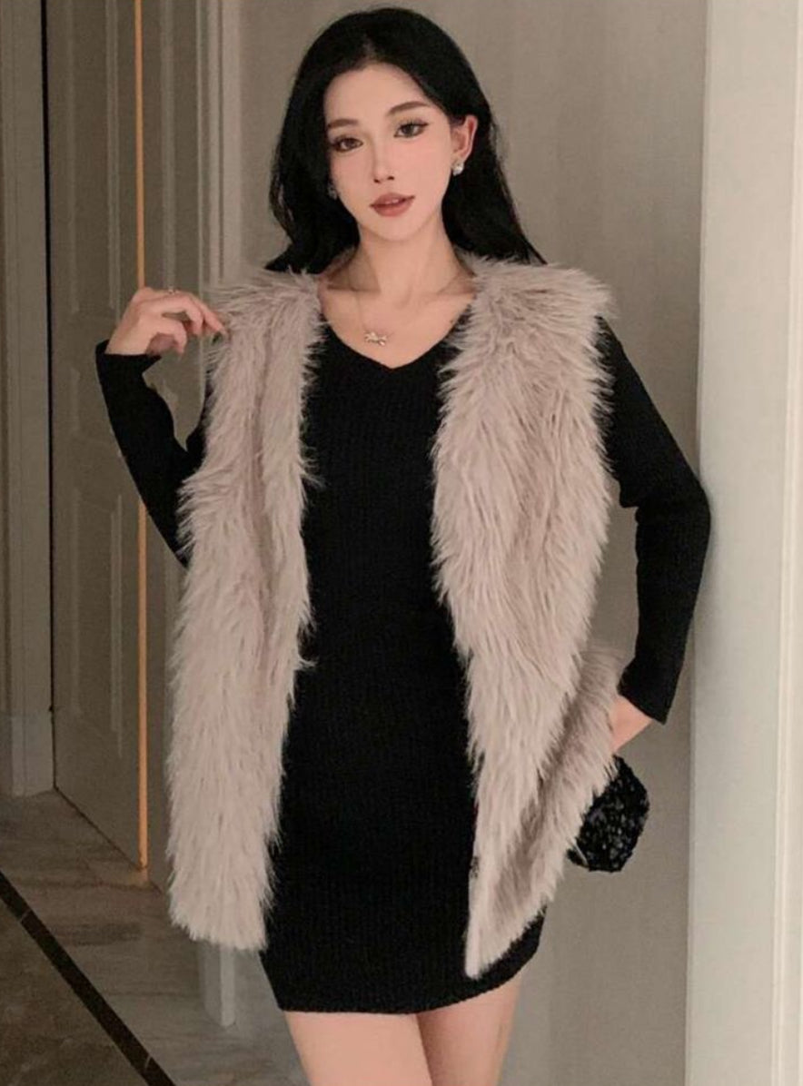 Women’s V-Neck Sleeveless Faux Fur Vest – Coffee Brown (DAZY)