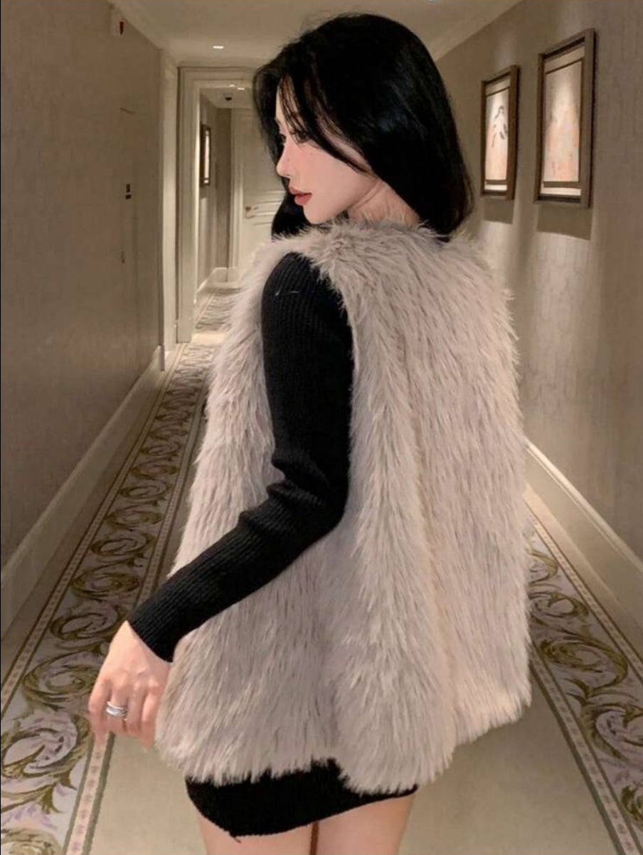 Women’s V-Neck Sleeveless Faux Fur Vest – Coffee Brown (DAZY)