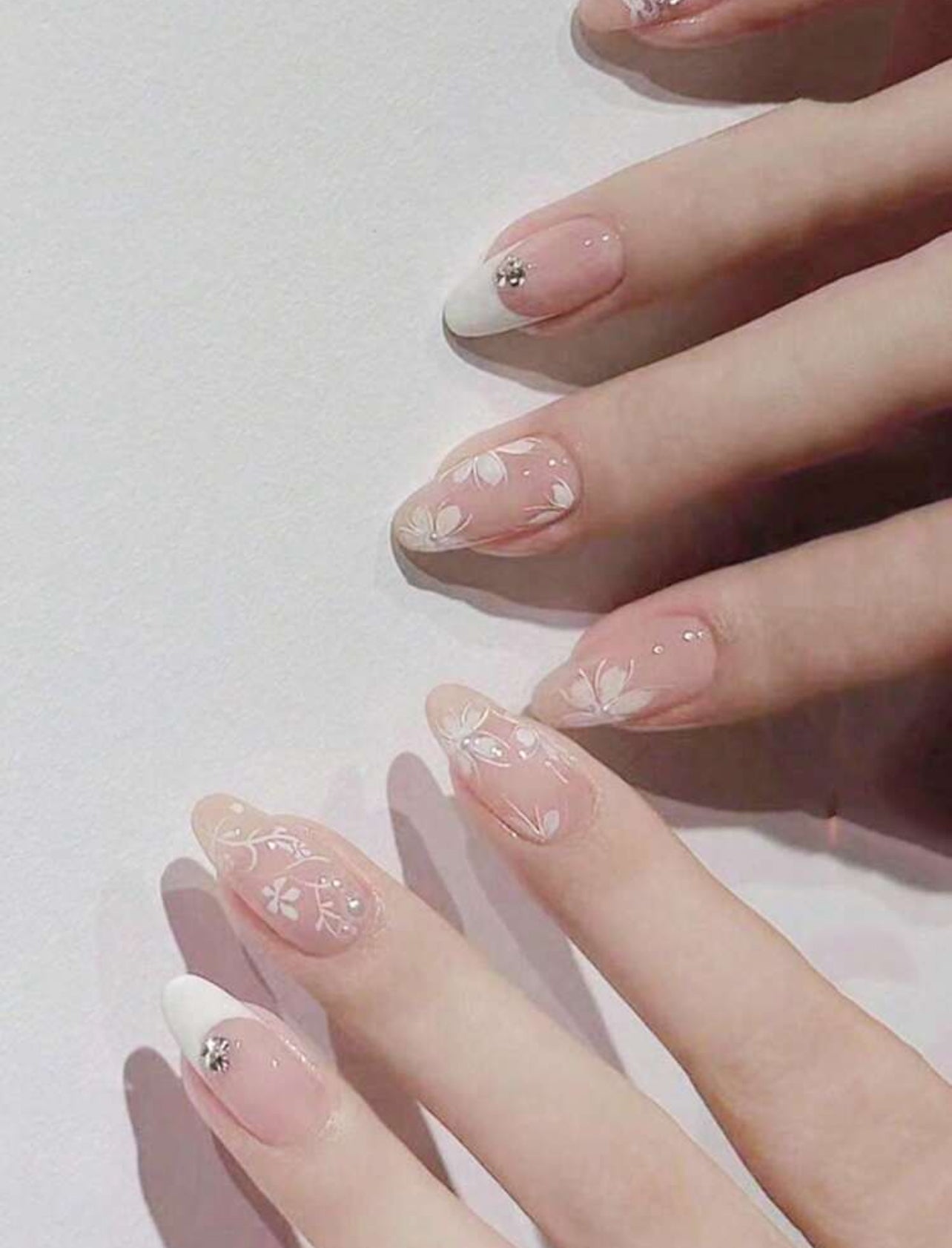 24pcs White Lace Press-On Nails Set – Glossy Artificial Nails with Gel Glue & Nail File - DI6042 - DI6046