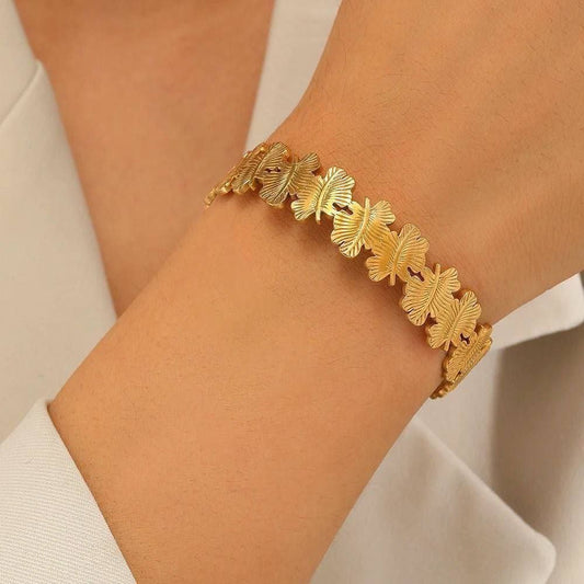 Elegant Gold Stainless Steel Bracelet
S1