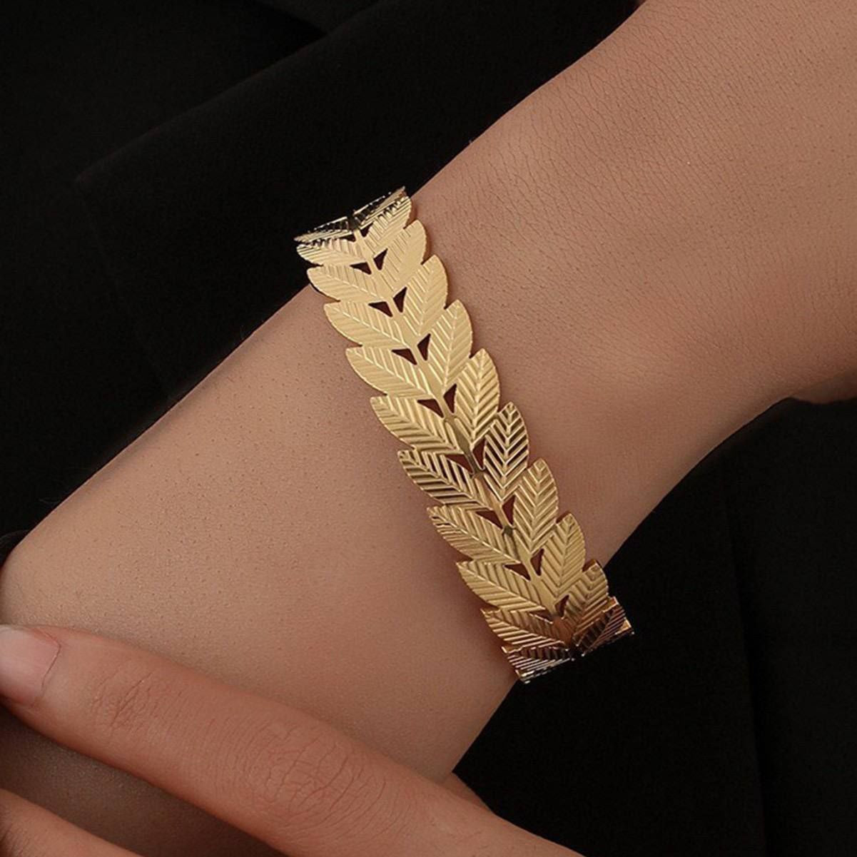 Luxury Gold Stainless Steel Free Size Bracelet S1