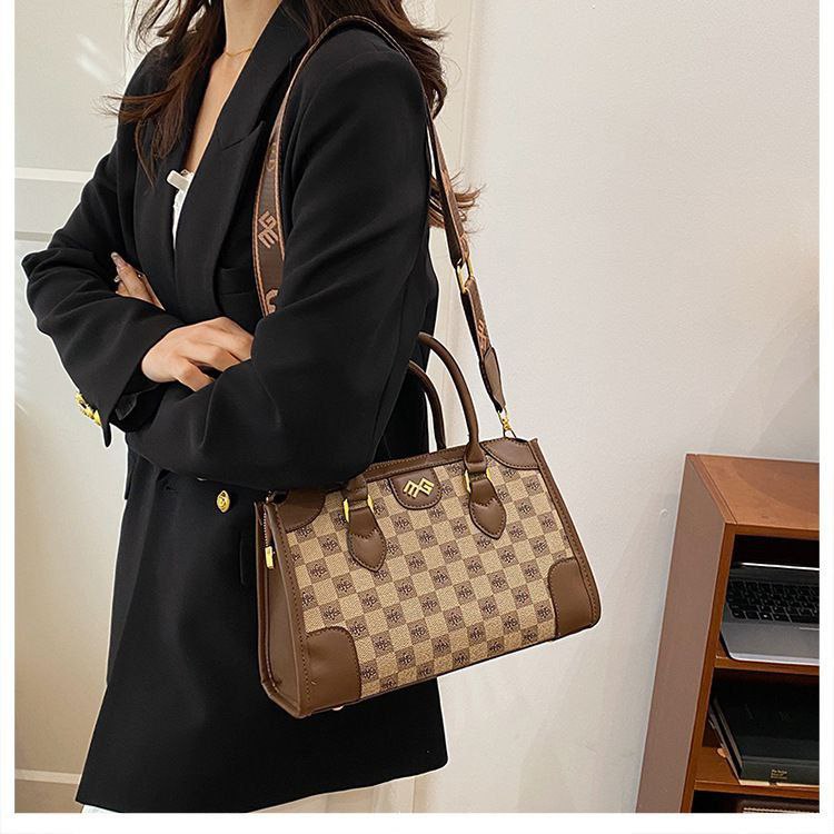 Hand & Crossbody Bag – Premium Material with Stamped Accessories S1     Code : 1532