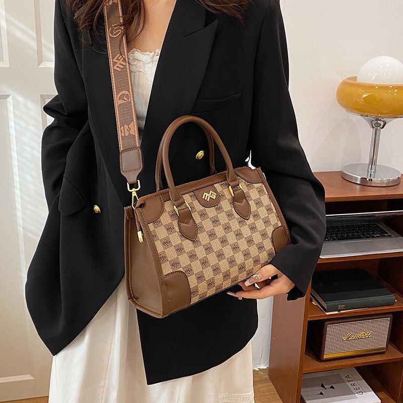 Hand & Crossbody Bag – Premium Material with Stamped Accessories S1     Code : 1532