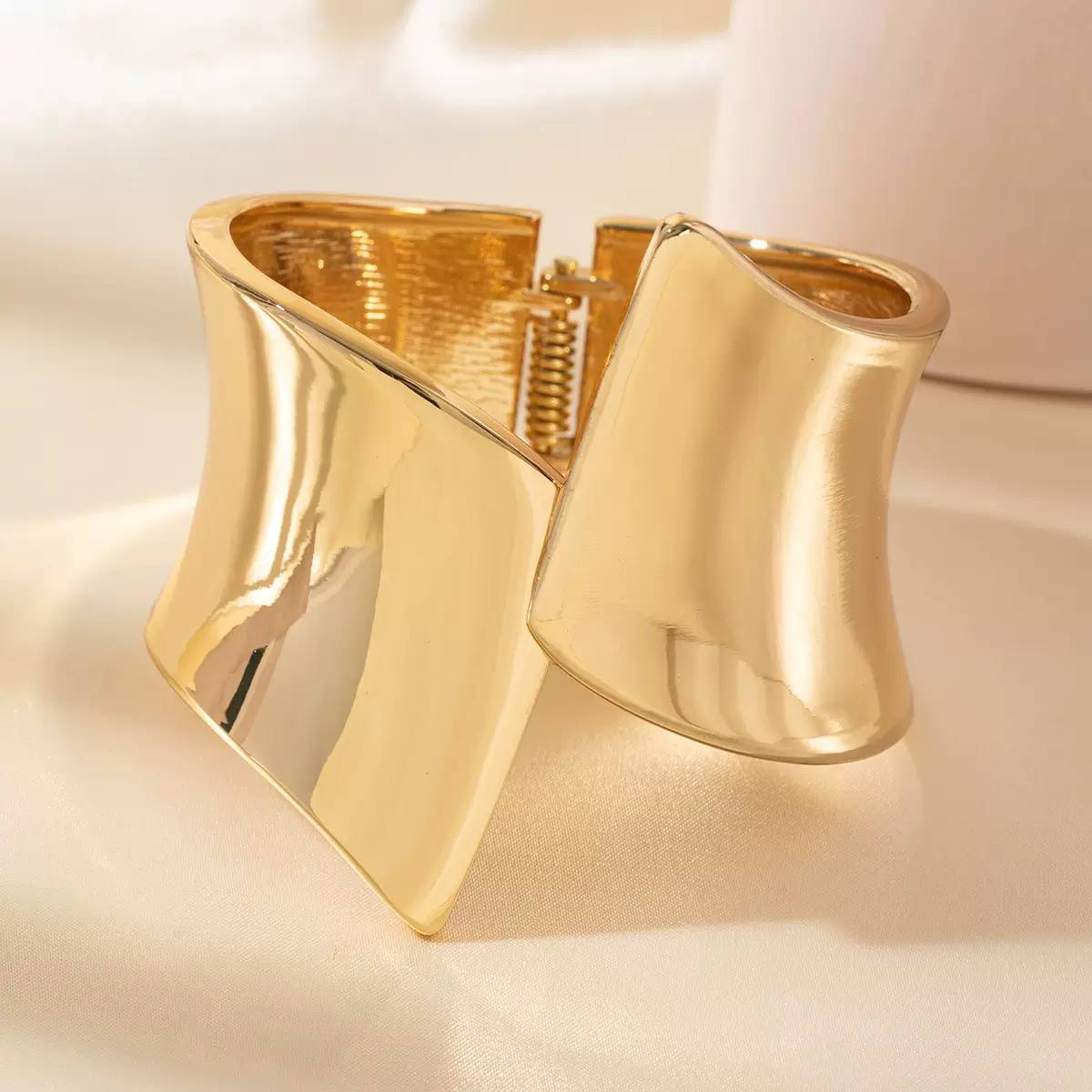 Trendy Shein Style Chinese Gold Bracelet     S1