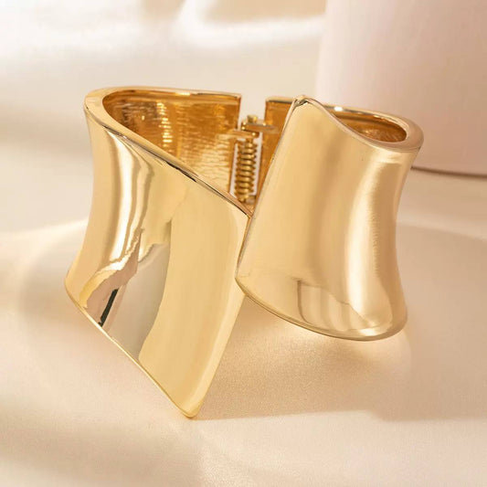 Trendy Shein Style Chinese Gold Bracelet     S1