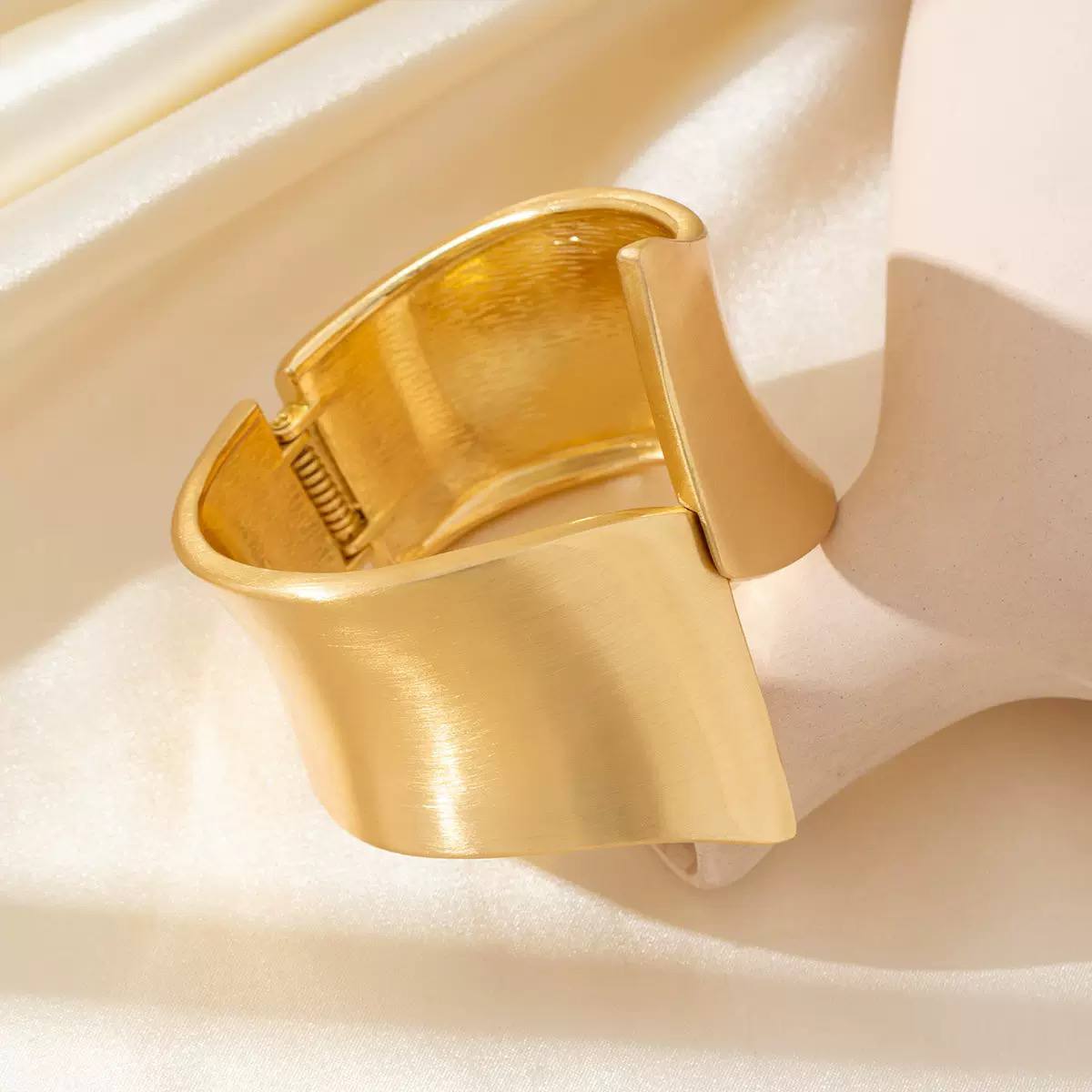 Trendy Shein Style Chinese Gold Bracelet     S1