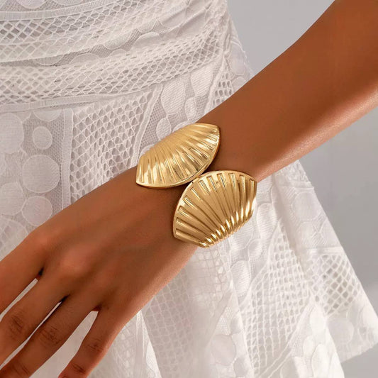 Lobangle Trend Bracelet in Chinese Gold    S1