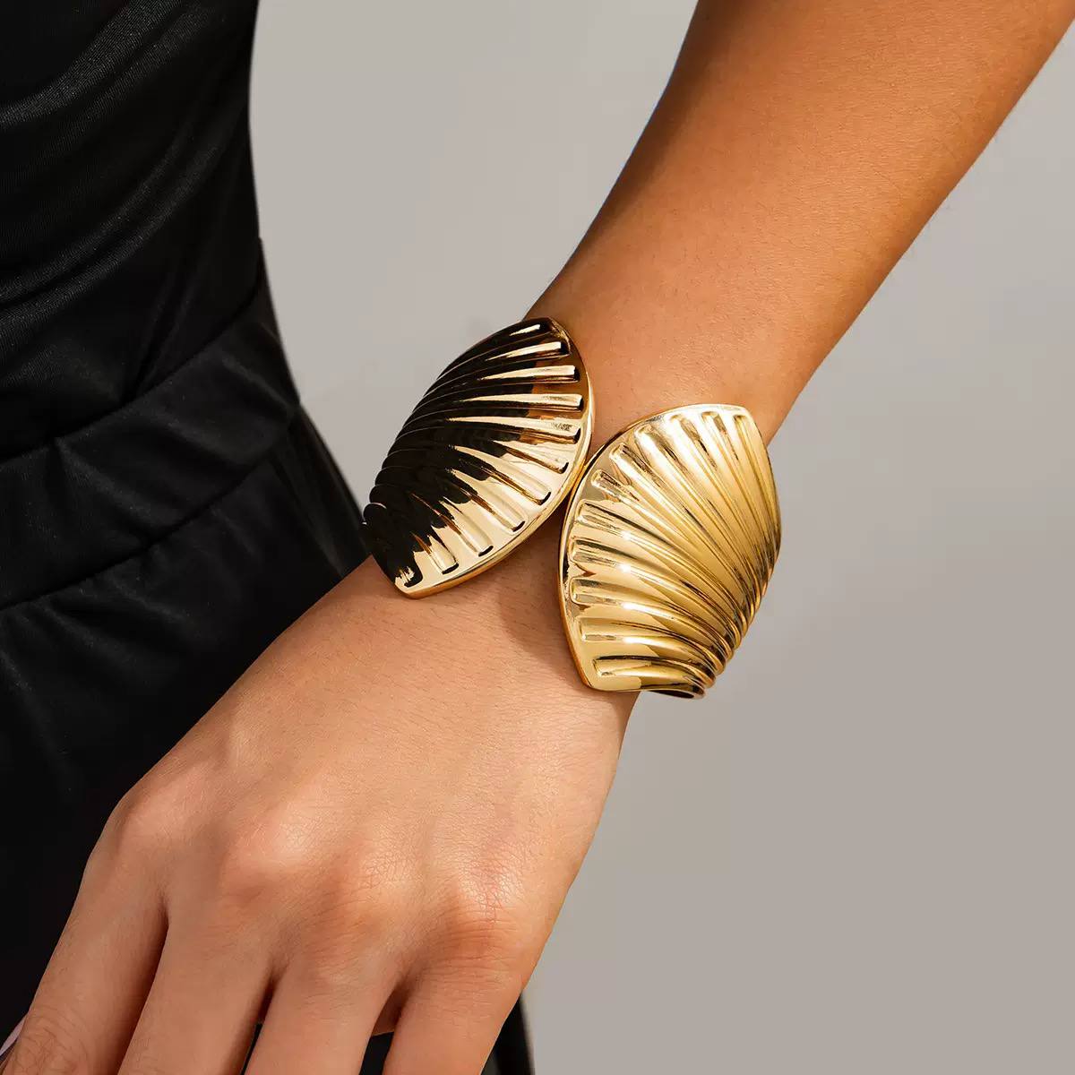 Lobangle Trend Bracelet in Chinese Gold    S1