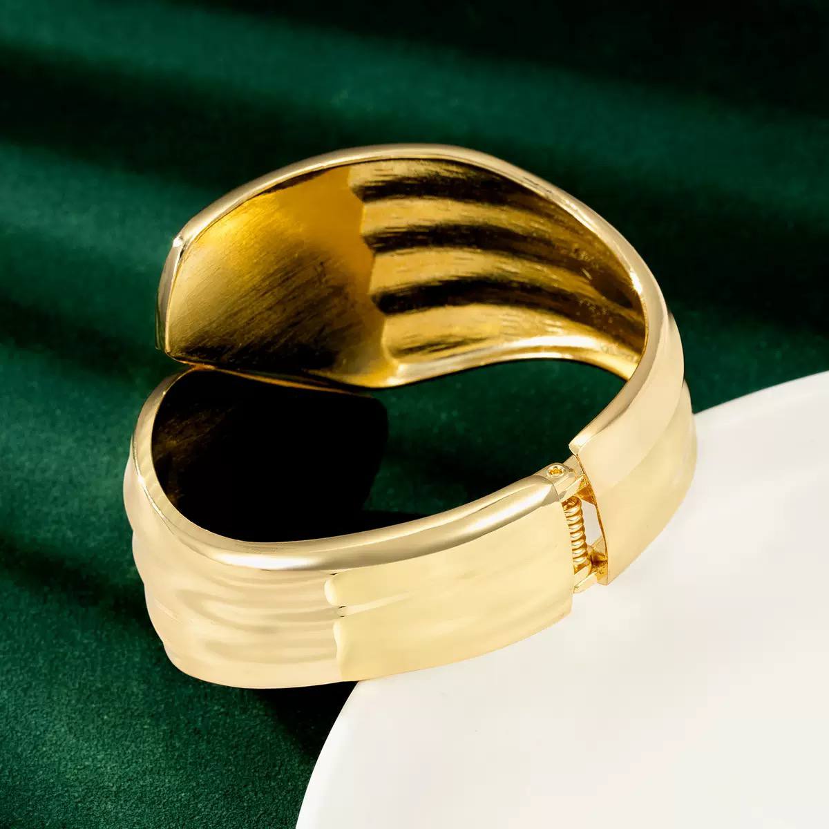 Lobangle Trend Bracelet in Chinese Gold    S1