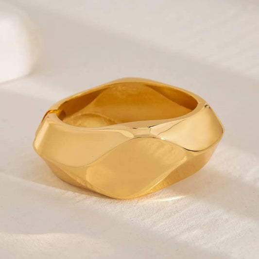 Lobangle Trend Bracelet in Chinese Gold    S1