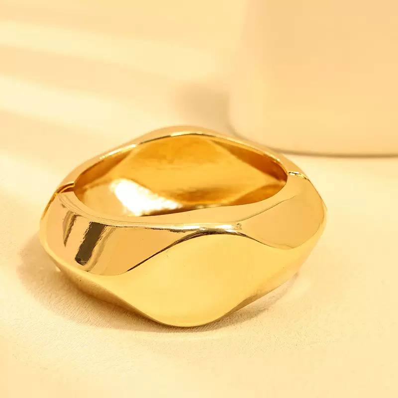 Lobangle Trend Bracelet in Chinese Gold    S1