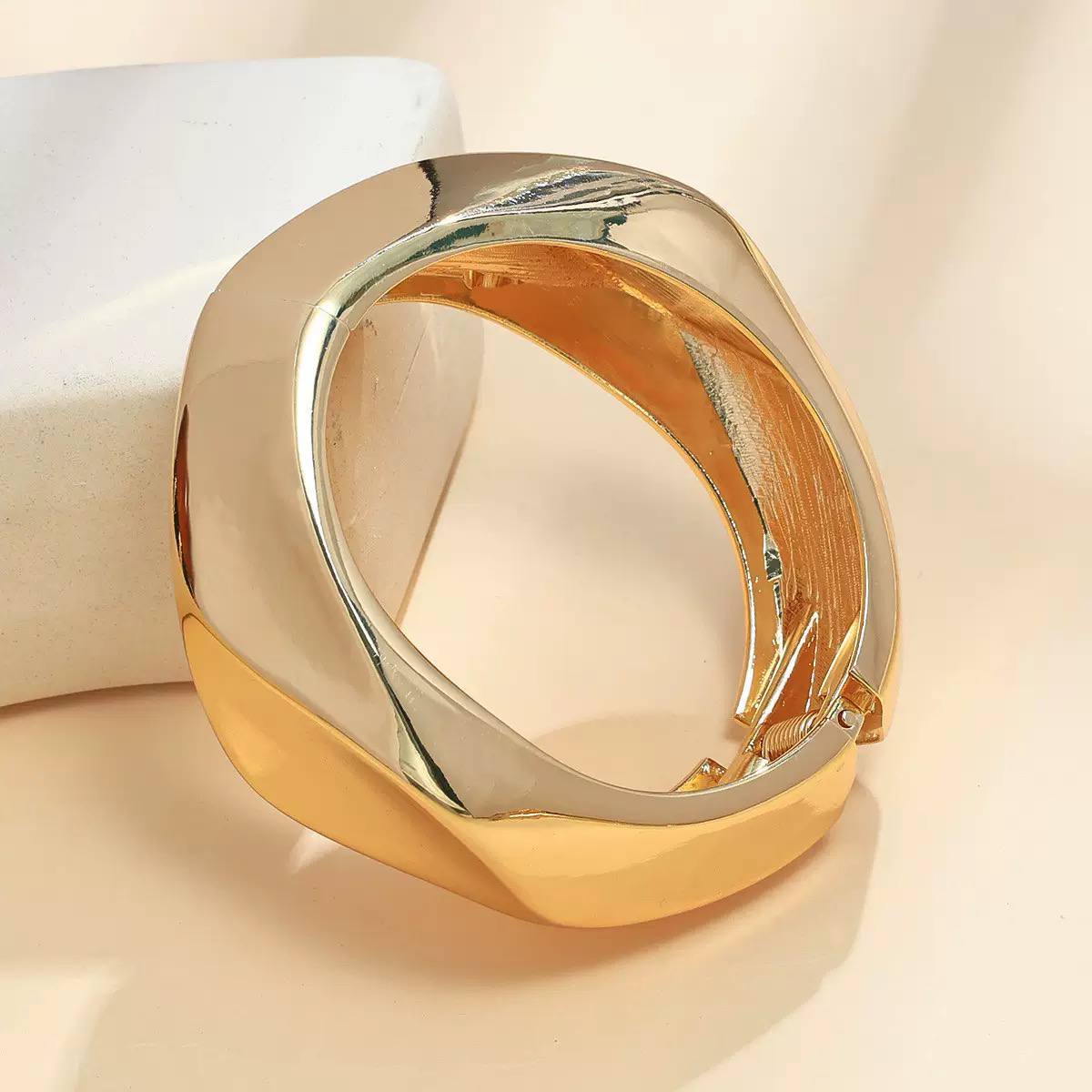 Lobangle Trend Bracelet in Chinese Gold    S1