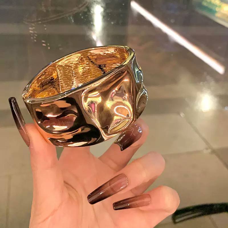 Lobangle Trend Bracelet in Chinese Gold    S1