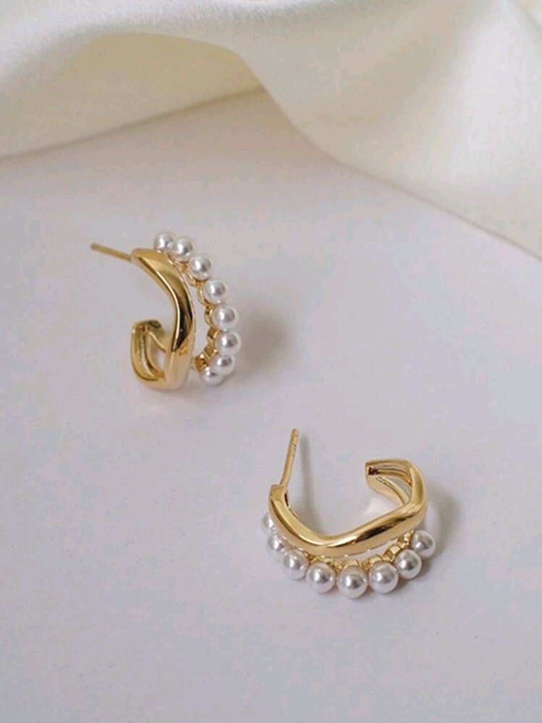 Elegant French Pearl Earrings – Minimalist Luxury Design (Single Piece)