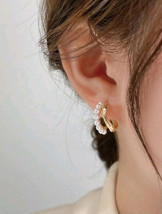 Elegant French Pearl Earrings – Minimalist Luxury Design (Single Piece)