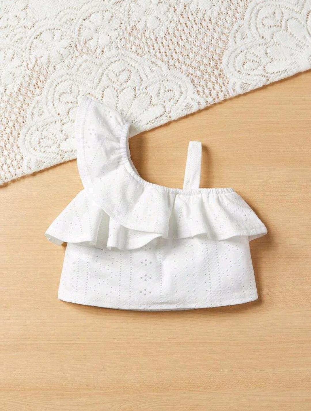 Product Name:
SHEIN Baby Girl Cute Cropped Camisole Top with Eyelet Knit and Ruffle Trim