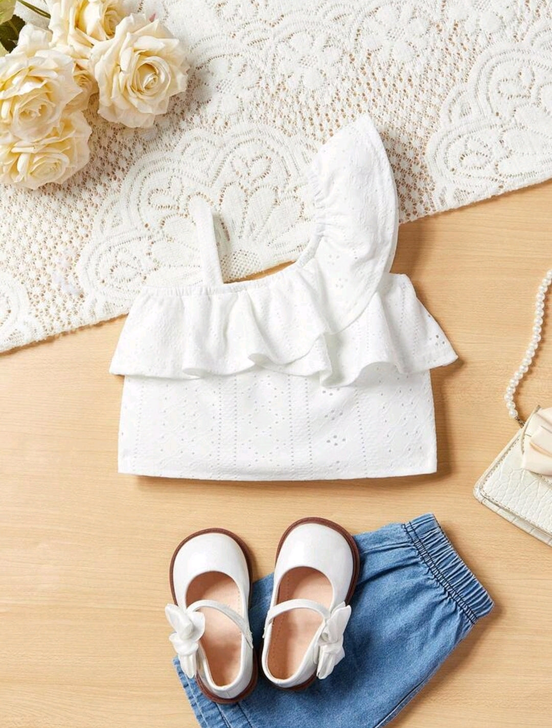 Product Name:
SHEIN Baby Girl Cute Cropped Camisole Top with Eyelet Knit and Ruffle Trim